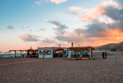 Brindar por una playa limpia en el Tibu-Ron de Castelldefels