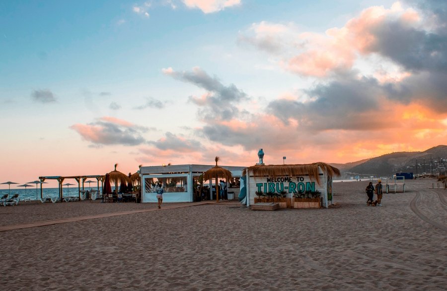 Brindar por una playa limpia en el Tibu-Ron de Castelldefels